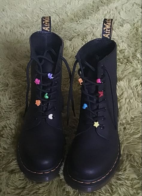 Lace Charms Shoes, Doc Martens Beads On Laces, Shoe Lace Charms Diy, Boot Charms Diy, Doc Martens Decorated, Diy Doc Martens, Custom Boots Diy, Dr Martens Laces Ideas, Boot Charms Docs