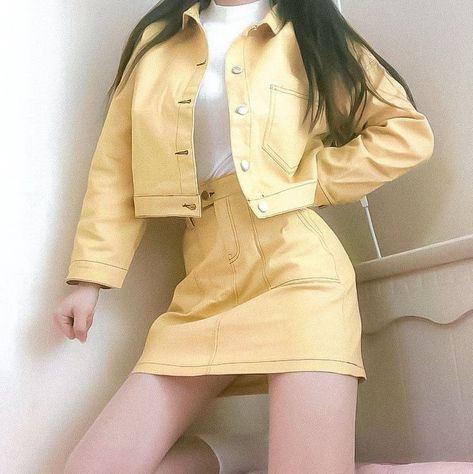 yellow aesthetic ethereal light soft pastel yellow lemon citrus mango yellow banana milk korean japanese aesthetics aesthetic minimalistic cute grunge Cute Hipster Outfits, Mode Ulzzang, Korean Fashion Ideas, K Fashion, Yellow Outfit, Hipster Outfits, Korean Fashion Trends, Ulzzang Fashion, 가을 패션