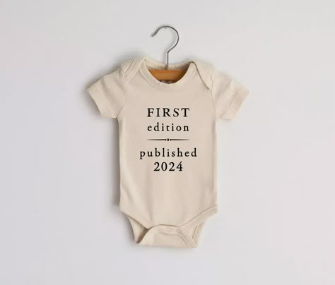 cute inexpensive book themed baby onesie gifts for readers with text that says "First Edition published 2024" Storybook Baby Shower, Baby Announcement Photos, Announcement Photos, Neutral Baby Clothes, Cotton Outfit, Bodysuit Designs, Announcement Ideas, Baby Shower Gift Ideas, Utila