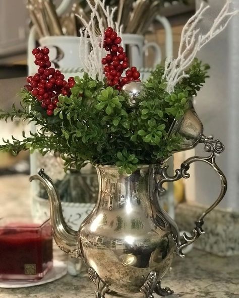 Christmas Teapot Centerpiece, Tea Pot Christmas Decor, Flowers In Silver Teapot, Vintage Silver Teapot, Silver Teapot Decor, Christmas Tea Centerpiece Ideas, Teapot Flower Arrangements, Christmas Tray Decor Ideas, Narnia Christmas