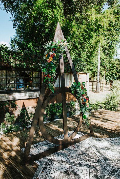 Deathly hallows with sola wood flowers Deathly Hallows Wedding Arch, Harry Potter Wedding Arch, Jazz Wedding, Deathly Hallows Symbol, Nerdy Wedding, Harry Potter Wedding Theme, Theme Harry Potter, Moon Wedding, Harry Potter Wedding