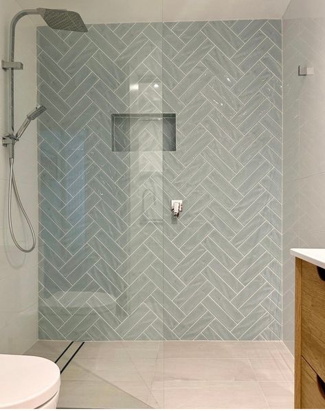 Tile Flooring Ideas, Ensuite Design, Guest Bathroom Design, Man Bathroom, Shower Tiles, Bathroom Shower Walls, Pool Bath, Beach Bathroom Decor, Bathroom Redesign