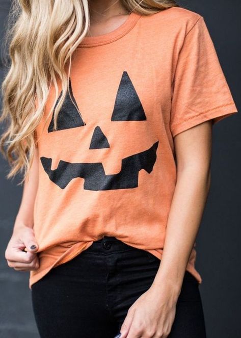 This is such a simple but SUPER CUTE idea for a Halloween shirt! I love this! Who doesn't love pumpkins? Pumpkin Shirt Ideas, Outfit Ideas For Halloween, Diy Halloween Shirts, Motive Design, Halloween Pumpkin Diy, Halloween Costumes To Make, Happy Halloween Pumpkin, Design Outfit, Pumpkin Costume