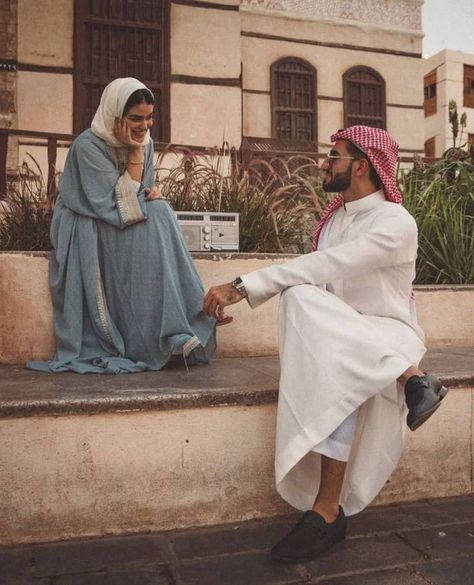 Muslim Couple Photography, Islamic Cartoon, Arabian Beauty, Love In Islam, Cute Muslim Couples, Funny Quotes For Instagram, Classy Photography, Fashionista Clothes, Girl Inspiration