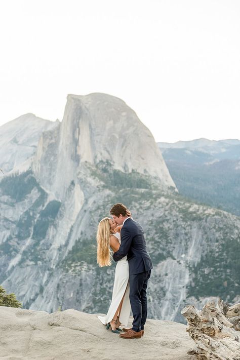 Wedding in Yosemite #yosemitewedding #nationalpark #weddings #mountains #outdoor Yosemite Engagement, Sunrise Photoshoot, Yosemite Elopement, Mountain Engagement Photos, Yosemite Wedding, Engagement Inspo, Pose Idea, Mountain Engagement, California National Parks