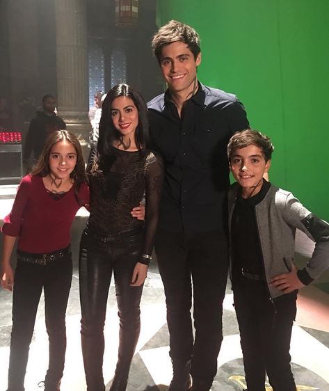 💕 Aww. Alec & Izzy with Little Alec & Izzy #shadowhunters  #aleclightwood Shadowhunters Actors, Clary Und Jace, Clary Y Jace, Shadowhunters Season 3, Harry Shum Jr, Shadowhunters Series, Shadowhunters Cast, Clary And Jace, Shadowhunters Tv Show