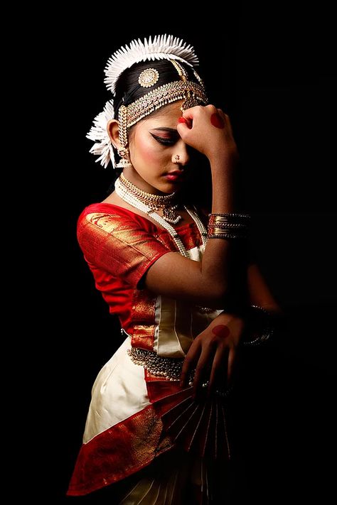 Bharat Natyam, Bharatnatyam Dance, Photorealistic Drawings, Dancing Photography, Bharatanatyam Costume, Bharatanatyam Dancer, Indian Classical Dancer, Bharatanatyam Poses, Dance Forms