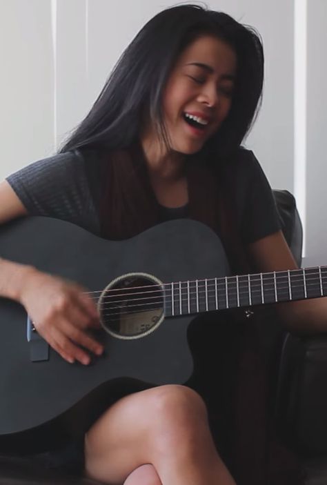 Girl Singing Aesthetic, Sing Aesthetic, Singing Photos, Leah Lewis, Singing Aesthetic, Guitar And Singing, Girl Singing, Learn Singing, Woman Singing