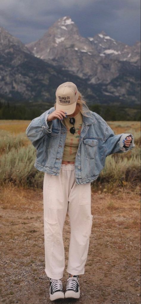 Winter Outdoorsy Outfits, Smoky Mountain Vacation Outfits, Alternative Granola Outfits, Flannel Granola Outfit, Feminine Outdoorsy Style, Canadian Outfits Summer, Cute Camping Outfits Fall, Winter Outfits Granola Girl, Wyoming Aesthetic Outfits