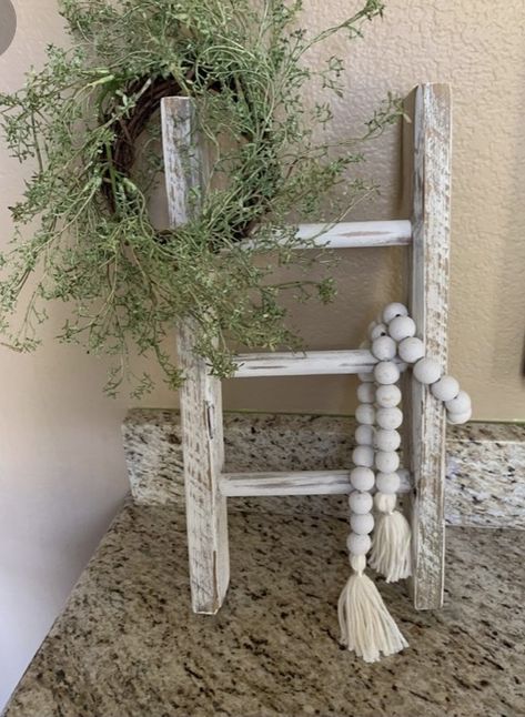 Mini Wooden Ladder Decor, Decor Ladder Living Room, Diy Mini Ladder, Small Ladder Decor, Decorative Ladder Ideas, Mini Ladder Decor Ideas, Farmhouse Ladder Decor, Mini Ladder Decor, Blanket Ladder Ideas