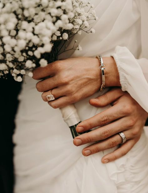 Wedding Holding Hands Photography, Ring Close Up Photography, Wedding Hand Photo, Wedding Photos Rings Hands, Wedding Photos Hands, Same Height Wedding Photos, Creative Wedding Photo Ideas Couple, Wedding Photos Portrait, Bride And Groom Detail Shots