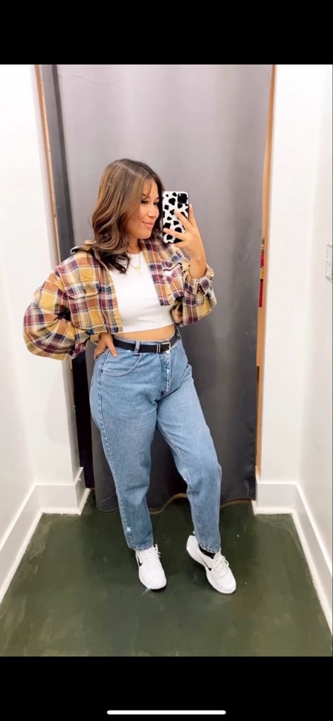 Flannel With Crop Top Outfits, Cropped Plaid Shirt Outfit, Flannel Outfits Midsize, Crop Flannel Outfits, Croptop Flannel Outfit, Cropped Flannel, Cropped Flannel Outfits, Style Inspo Summer, Flannel Outfits