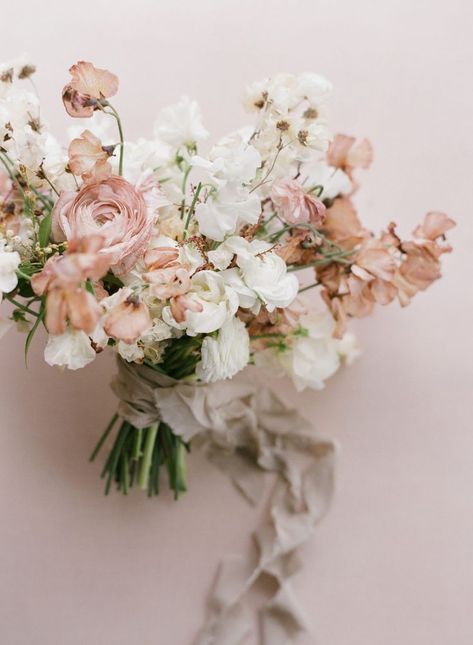 Terracotta And Neutral Wedding, Blush Pink Garden Wedding, Minimal Bouquet Wedding, Elegant Wedding Flower Arrangements, Traditional Wedding Flowers, Earth Tone Bouquet, Minimal Wedding Bouquet, Minimal Bouquet, Pink Bouquet Wedding