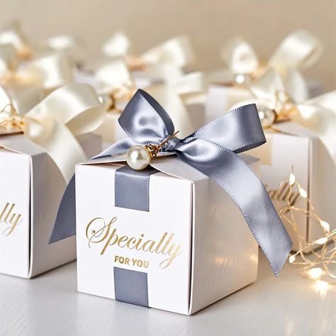 Wedding Favor Boxes Elegant, Wedding Favor Gift Boxes, Wedding Cake Boxes, Valentinstag Party, Wedding Chocolate, Pearls Wedding, Cake Boxes, Gift Wrapping Inspiration, Candy Party Favors