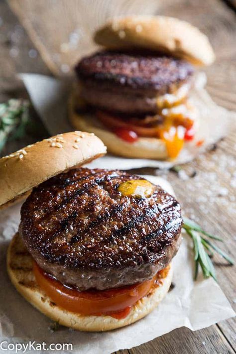 Make the Best Backyard Burger Ever Best Burger Buns, Best Grilled Burgers, Hamburger Side Dishes, Backyard Grilling, Grilled Burgers, Copykat Recipes, Grilling Tips, Burger Recipe, Burgers Sandwiches