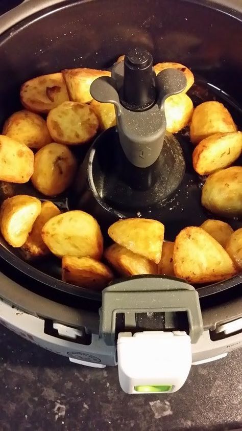 roast potatoes in tefal actifry Power Air Fryer Recipes, Making Roast Potatoes, Recipe For Roast, Tefal Actifry, Actifry Recipes, Bacon On The Grill, Airfryer Recipes, Fry Recipes, Air Fry Recipes