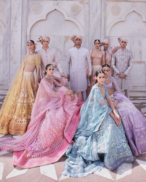 Traditional Wedding Dress Indian, Aesthetic Lehenga, Indian Bridal Party, Falguni Shane Peacock, Baju Kahwin, Indian Wedding Dresses, Indian Wedding Gowns, Indian Wedding Outfit, Indian Dresses Traditional