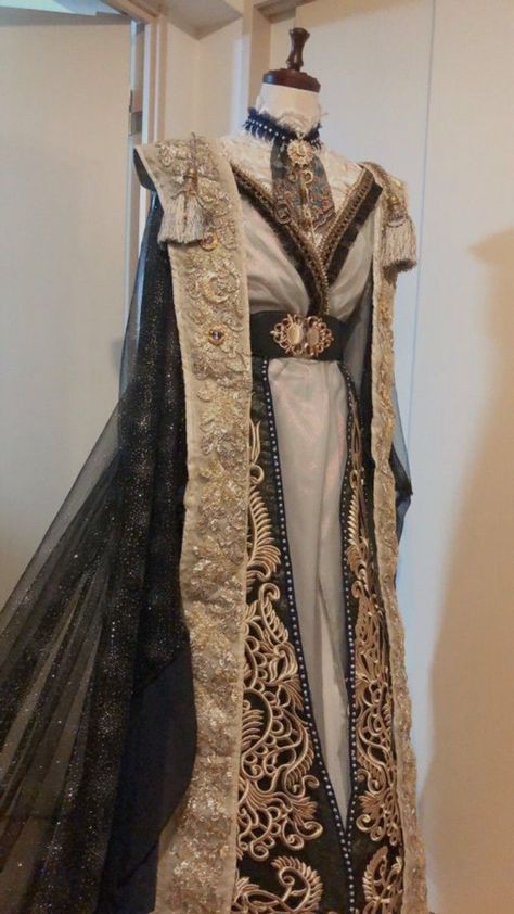 Unisex Royal Outfit, Duchess Outfits Medieval, Scholar Outfit Men, Medieval Royal Clothing, God Outfits Design, Space Outfit Aesthetic, Traditional Russian Clothing, Divine Clothing, Wizard Fashion