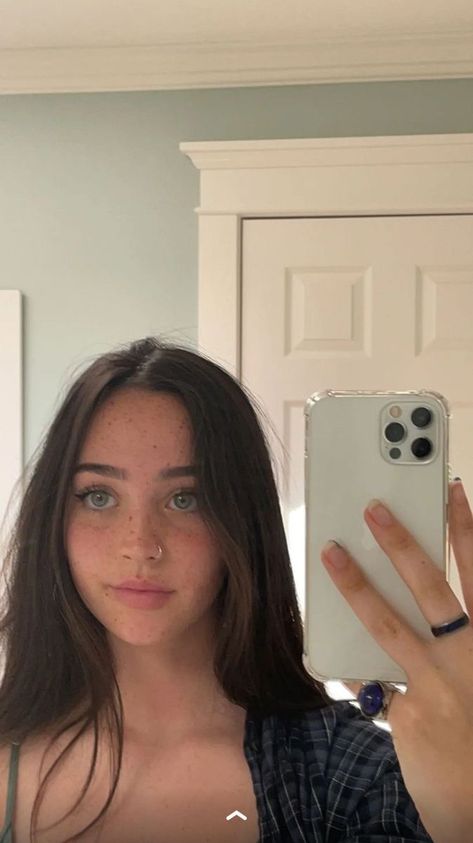 Girl With Brown Hair And Green Eyes, Rae Cambra Aesthetic, White Girls With Brown Hair, White Girl With Brown Hair, Brown Hair Girl Aesthetic, Hasley Weigel, Brown Hair Green Eyes Girl, Black Hair Green Eyes Girl, Black Hair And Freckles