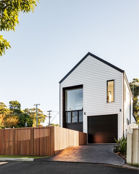 This stunning new build by Alex Urena Design Studio, effortlessly showcases the modern barn look. For this impactful design, Urena chose Linea™ Weatherboard to achieve two goals: respect the street’s heritage weatherboard character and introduce horizontal textures to soften the vertical lines of the corner streetscape. Linea™ Weatherboard beautifully complements the dark window frames and timber accents, creating a striking and grand façade for this modern barn. Garage Front Of House, Cladding House Exterior, Modern Windows Exterior, Extension Exterior, White Vinyl Siding, Barn Architecture, Modern Barn Style, Nordic Architecture, Dark Window