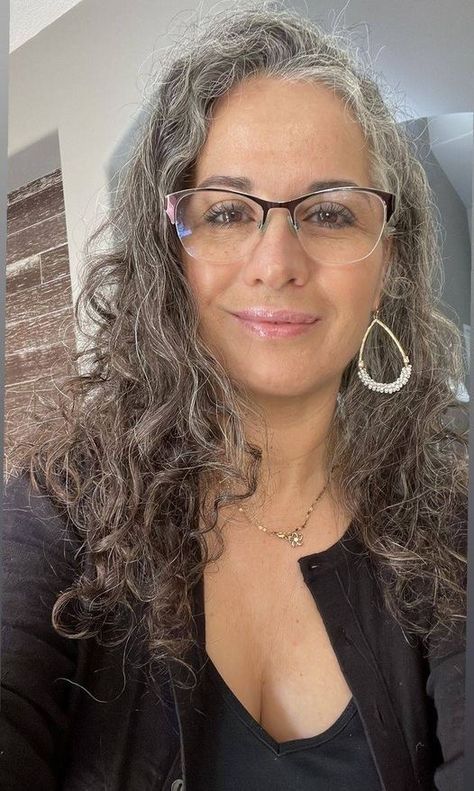 Grey Hair And Glasses, Long Silver Hair, Jane Adams, Sugar Mummy, Beautiful Aged Women, Silver Haired Beauties, Women Looking For Men, Grey Hair Inspiration, Beautiful Gray Hair