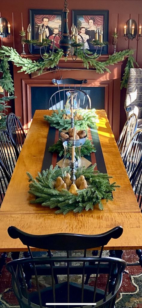 Colonial Williamsburg Dining Room, Colonial Fall Decorating, Colonial Fall Decor, Colonial Thanksgiving, Colonial Williamsburg Decor, Quilted Runners, Fall Tables, Mom Decor, Christmas Cottages