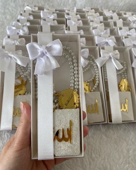 Unique Wedding Cards, Wedding Gift Pack, Bridal Gift Wrapping Ideas, Creative Wedding Gifts, Wedding Gifts Packaging, Wedding Planning Decor, Boda Mexicana, Wedding Decor Style, Wedding Gifts For Guests