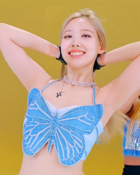 Jennie Butterfly Top, Nayeon Pop Outfit Butterfly, Nayeon Butterfly Outfit, Nayeon Pop Outfit Inspired, Nayeon Butterfly Top, Nayeon Studio Choom, Nayeon Pop Outfit, Twice Nayeon Pop, Pop Nayeon