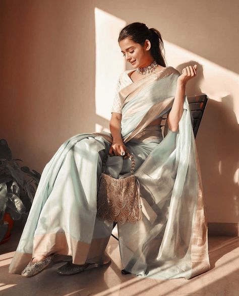 Saree Party Wear Modern, Actors In Saree, Graduation Saree Ideas College, Indian Dress Photoshoot Ideas, Saree For Convocation Ceremony, Convocation Saree Graduation Indian, Modern Saree Look For Wedding, Convocation Saree Ideas, Convocation Saree