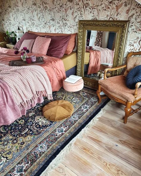 Bold Interior, Apartment Decor Inspiration, In The Bedroom, Home Decorating Ideas, Decoration Inspiration, House Room, Vintage Vibe, Eclectic Home, Room Inspiration Bedroom