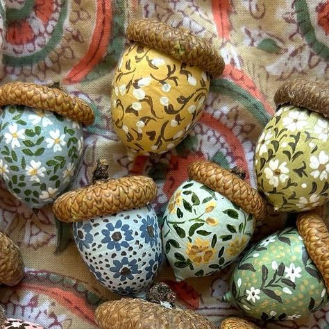 Cute Fall Crafts Diy, Craft Club Ideas, Fall Pinecone Crafts, Acorn Diy Decor Fall Crafts, Painted Acorns Ideas, Cranberry Crafts, Acorn Aesthetic, Painted Acorns Christmas, Fall Arts And Crafts For Adults