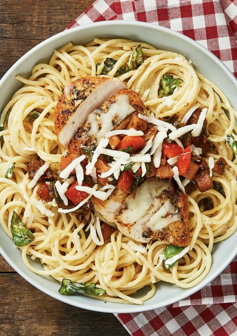 Easy chicken recipe over garlic herb spaghetti | More recipes on www.HelloFresh.com Hellofresh Recipes Cards, Hello Fresh Chicken Recipes, Best Hello Fresh Recipes, Hellofresh Recipe Cards, Hello Fresh Pasta, Everyplate Recipes, Hello Fresh Recipes Cards, Hello Fresh Menu, Hello Fresh Meals