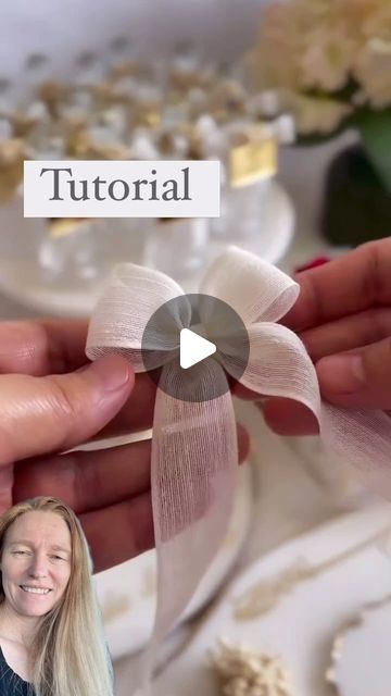 Xmas Wrapping Ideas, Bows For Gifts, Gift Wrapping Hacks, Ribbon Bow Tutorial, Christmas Present Wrap, Bow Making Tutorials, Gift Wrap Bows, Christmas Decorations Centerpiece, Paper Lanterns Diy