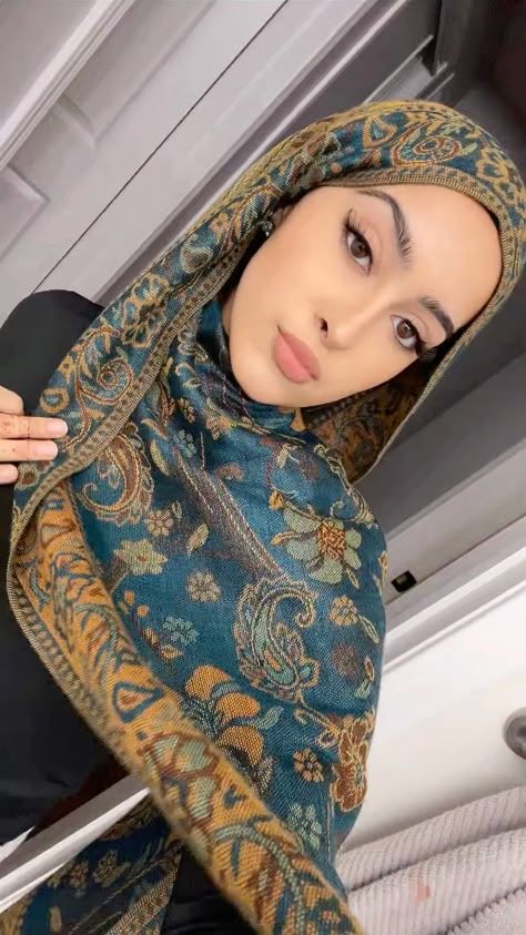 #BEAUTY ,#REALATIONSHIPS #Fashion #Outfits #Summer Outfits #Animals Pashmina Hijab, Hijab Style, Kanye West, The Holiday