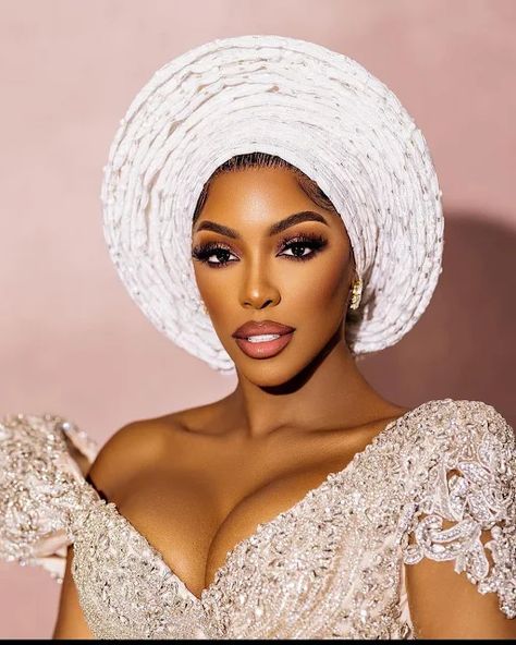 Gele styles and traditional outfits are perfect for a Christmas village party. | Melody Jacob Nigerian Wedding Makeup, Nigerian Gele, Gele Styles, Nigerian Traditional Wedding, Kaftan Styles, Porsha Williams, Wedding Makeup Bride, Nigerian Bride, Christmas Attire