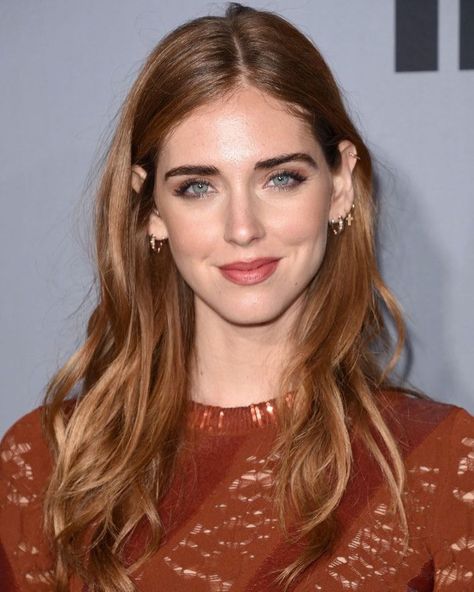 Chiara Ferragni con i capelli rossi sembra un'altra, ve la ricordate? (FOTO) - CapelliStyle Light Auburn Hair, Ginger Hair Color, Hair Color Auburn, Trendy Hair Color, Brown Blonde Hair, Auburn Hair, Hair Envy, Grunge Hair, Ginger Hair