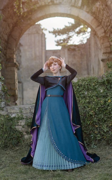 Cosplayer : @kiyomi.of.andalasia (IG) Photographer : @thesuperpositiveman Dress from Secret Honey Crown from Fairytale Wigs #frozencosplay #disneycosplay #frozen #annacosplay #elsa #disney Princess Anna Cosplay, Cosplay Dresses, Anna Cosplay, Anna From Frozen, Frozen Cosplay, Elsa Disney, Costume College, Disney Princess Cosplay, Cosplay Inspo