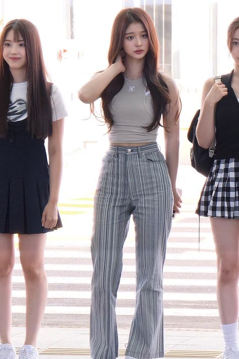 Tall Kpop Idols Female, Sullyoon Body Shape, Sullyoon Body, Spring Denim, Effortless Chic, Kpop Outfits, Casual Style Outfits, Dream Clothes, Asian Beauty