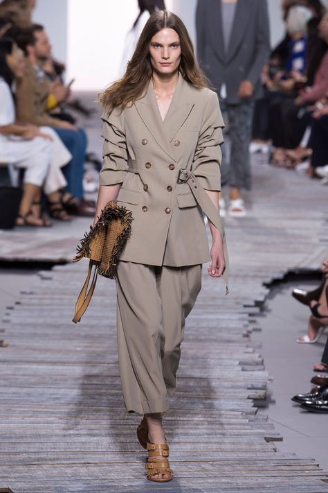 Michael Kors Collection Spring 2018 Ready-to-Wear Collection | Vogue Womens Fashion Casual Summer, Michael Kors Collection, Womens Fashion For Work, Casual Chic Style, 가을 패션, Fashion 2018, Fashion Show Collection, Modernism, Boss Lady