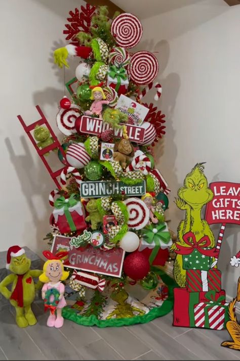 Small Grinch Trees Ideas, Christmas Grinch Decor Ideas, The Grinch Christmas Tree Ideas, Grinch Xmas Tree Ideas, Grinch Christmas Decorations Trees, Grinch House Decoration, Grinch Christmas Tree Diy, Diy Grinch Christmas Tree, Grinch Trees Ideas