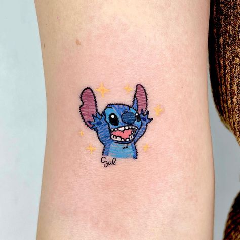 Disney Characters Tattoos, Aloha Tattoo, Disney Stitch Tattoo, Lilo And Stitch Tattoo, Pastel Tattoo, E.t Tattoo, Tattoo Character, Soft Tattoo, A Tattoo Design