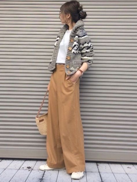 Japanese Fashion Women, Woman Trousers, Pants Brown, Pants Outfits, 2020 Fashion, Brown Pants, 2019 Fashion, Looks Chic, 가을 패션