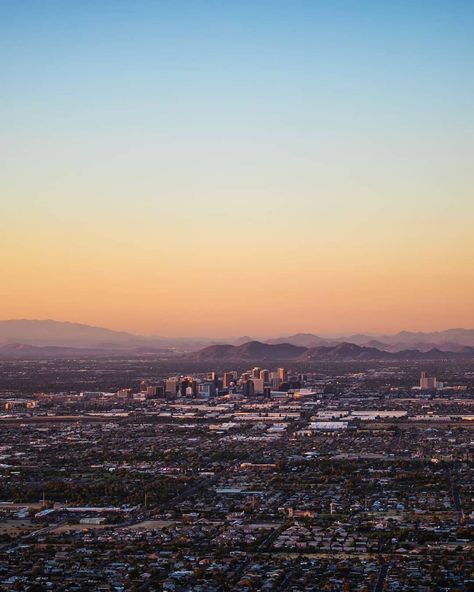 Visit Phoenix on Instagram: “If you ever wonder why Greater Phoenix is called The Valley, just head here 😊 . 📸: @maverick_shots 📍: Dobbins Lookout at South Mountain .…” Phoenix Attractions, Arizona Attractions, Taliesin West, Phoenix Art Museum, Old Town Scottsdale, Desert Botanical Garden, Camelback Mountain, Southwestern Art, Hiking Spots