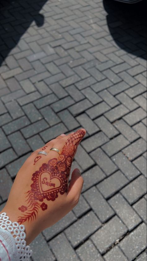 Simple heart mehndi design. Simple Heart Mehndi Designs, Heart Mehandi Designs, Heart Mehndi Designs Simple, Heart Design Mehndi, Heart Mehndi Designs, Heart Mehndi, Heart Henna, Latest Mehndi Designs Wedding, Hand Mehendi