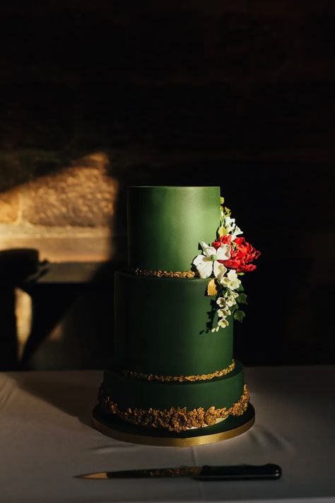 Golden Cake Ideas, Gold Wedding Cake Ideas, Emerald Green Cake, Sequin Wedding Cake, Barn Wedding Cakes, Rose Cake Design, Wedding Tent Decorations, Wedding Cake Navy, Navy Gold Wedding