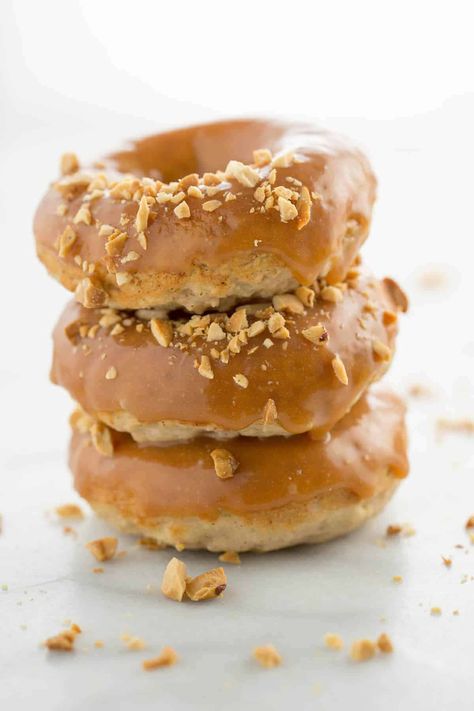 Salted Caramel Glaze, Breakfast Goals, Baked Apple Dessert, Bacon Donut, Chocolate Covered Apples, Apple Desserts Easy, Apple Snacks, Apple Donuts, Caramel Glaze