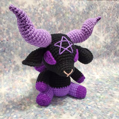 Fast Crochet Patterns, Baphomet Plush, Crocheting For Beginners, Style In 2023, Imprimibles Halloween, Fast Crochet, Crochet Doll Tutorial, Art Masterpieces, Cute Miniature