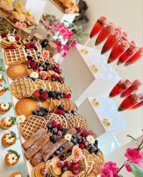 Breakfast Brunch Party, Mocktail Party, Brunch Catering, Brunch Party Decorations, Valentines Brunch, Recipes Skillet, Comfort Food Chicken, Brunch Decor, Brunch Spread