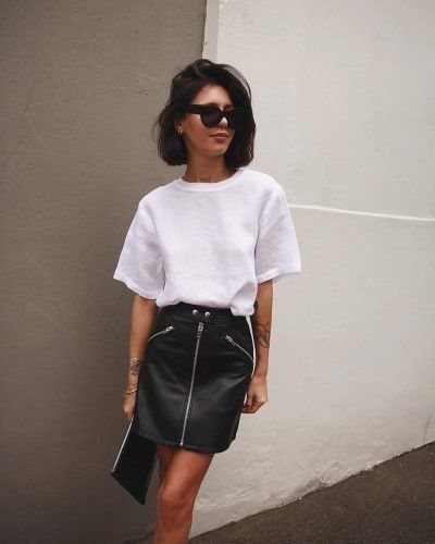 Leather Skirt Outfit Casual, Leather Skirt Summer, Black Leather Skirt Outfit, Leather Mini Skirt Outfit, Mini Skirts Outfits Summer, Black Mini Skirt Outfit, Linen T Shirt, Short Leather Skirts, Leather Skirt Outfit