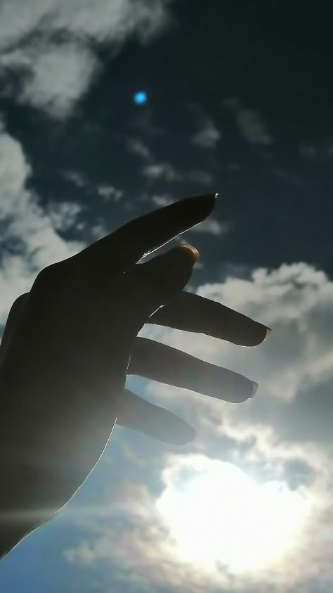 Sky With Hand Aesthetic, Hand In Sky Photography, Aesthetic Hand Photos, Aesthetic Hand Pictures, Aesthetic Hand Pic, Girls Hands Dpz, H Letter Images, Collage Photo Frame Design, Hand Snap